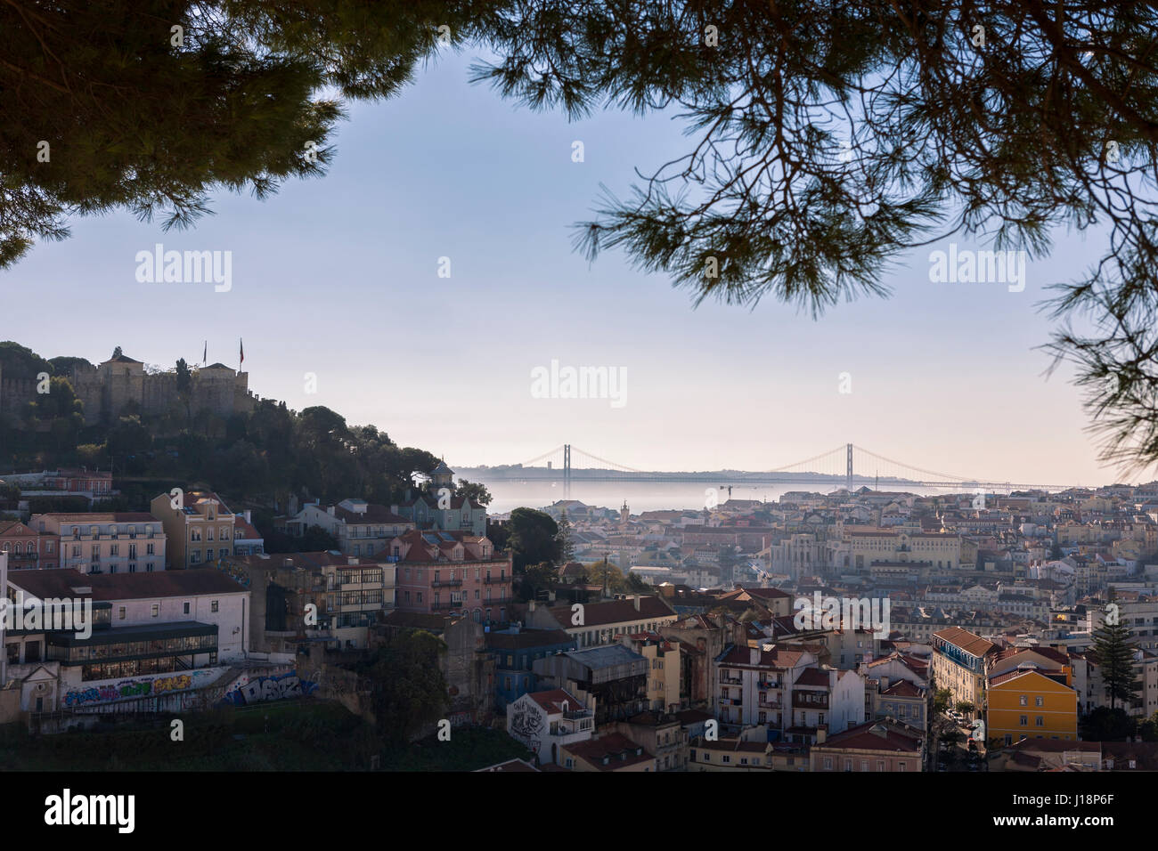 Blick über die Stadt vom Miradouro da Graça, Lissabon, Portugal Stockfoto