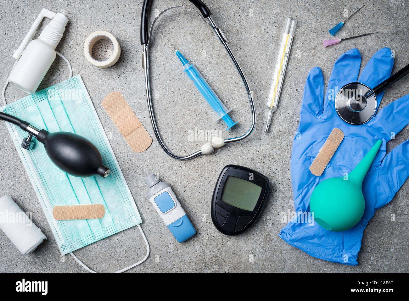 Medizinische Ausrüstung auf grauem Stein Hintergrund. Stockfoto