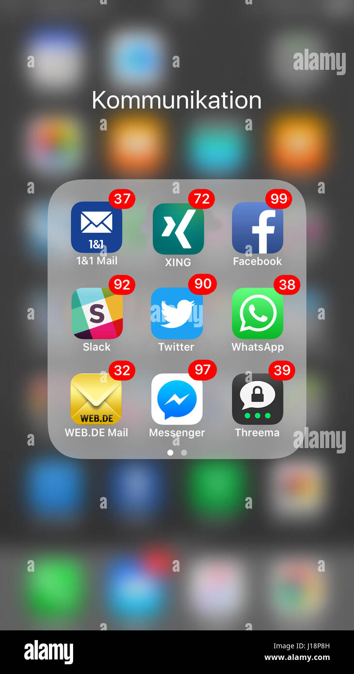 München, Deutschland - 19. April 2017: Screenshot eines iPhone mit vielen Anmeldungen von empfangenen Nachrichten am 19. April 2017 in München.  Hinweis: Stockfoto