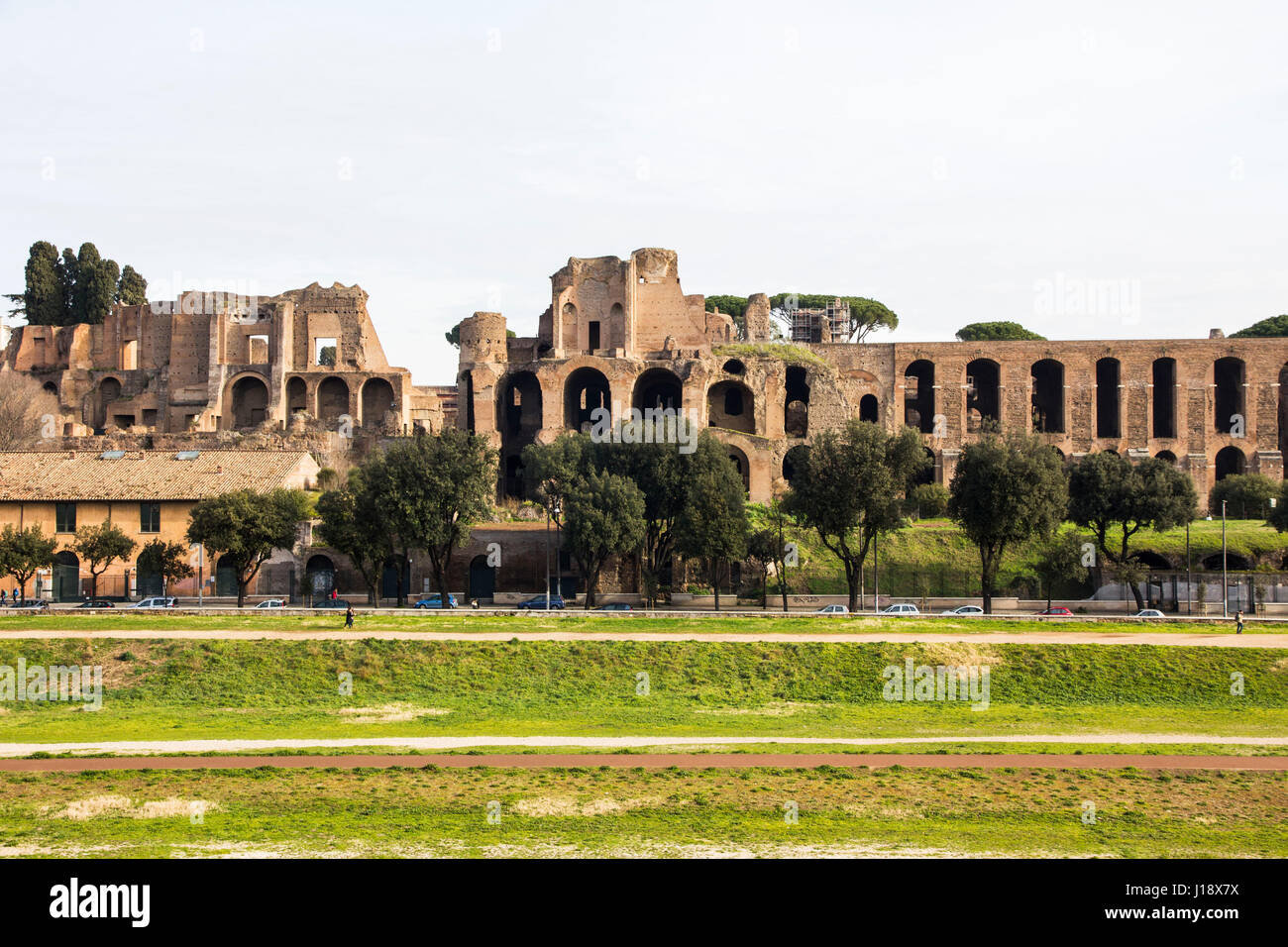Eingebettet zwischen dem Forum Romanum und Circo Massimo, ist Palatino (Palatin) eine majestätische Ruine wo Romulus Rom gegründet haben soll. Stockfoto