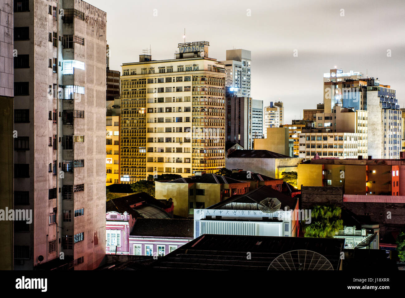 Gebäude in der Innenstadt von Curitiba in der Nacht. Curitiba, Paraná, Brasilien. Stockfoto