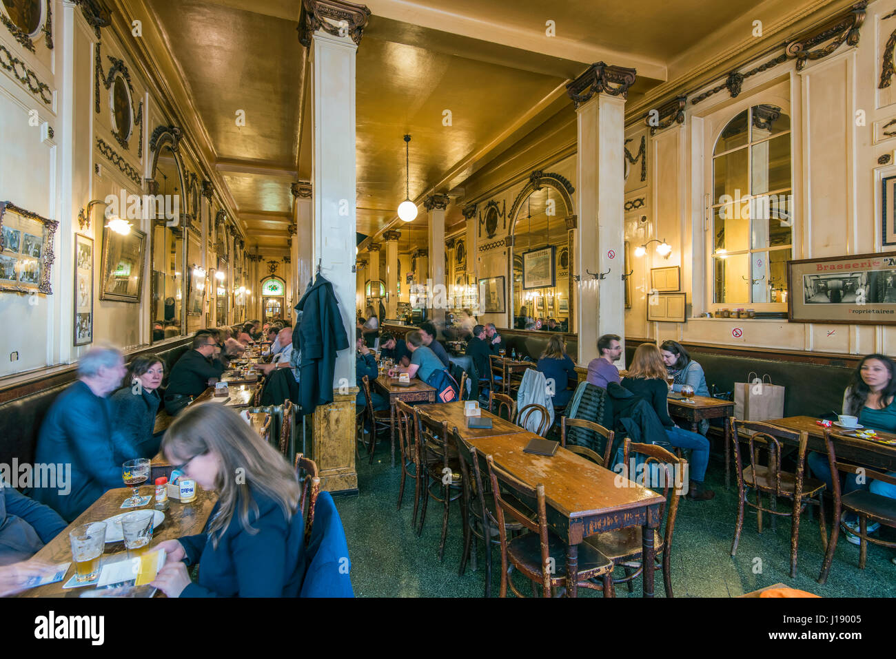 Innenansicht des A La Morte Subite historische Brasserie-Restaurant, Brüssel, Belgien Stockfoto