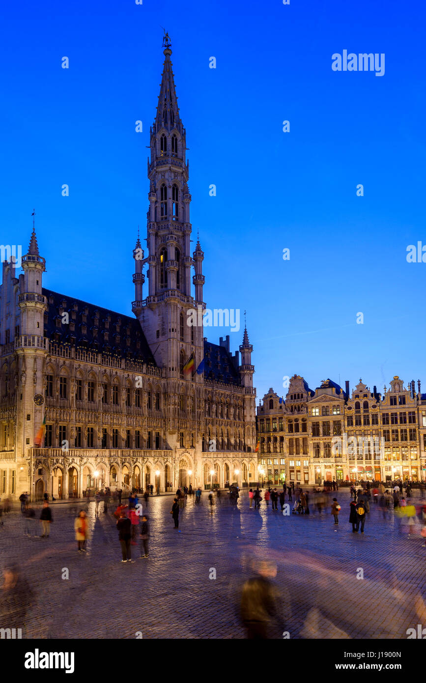 Nachtansicht des Grand Place mit Hotel de Ville (Rathaus) Gebäude, Brüssel, Belgien Stockfoto