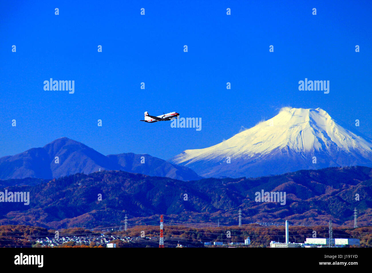 Ein Japan Air Self Defense Force YS-11 FC Mount Fuji Hintergrund Stockfoto
