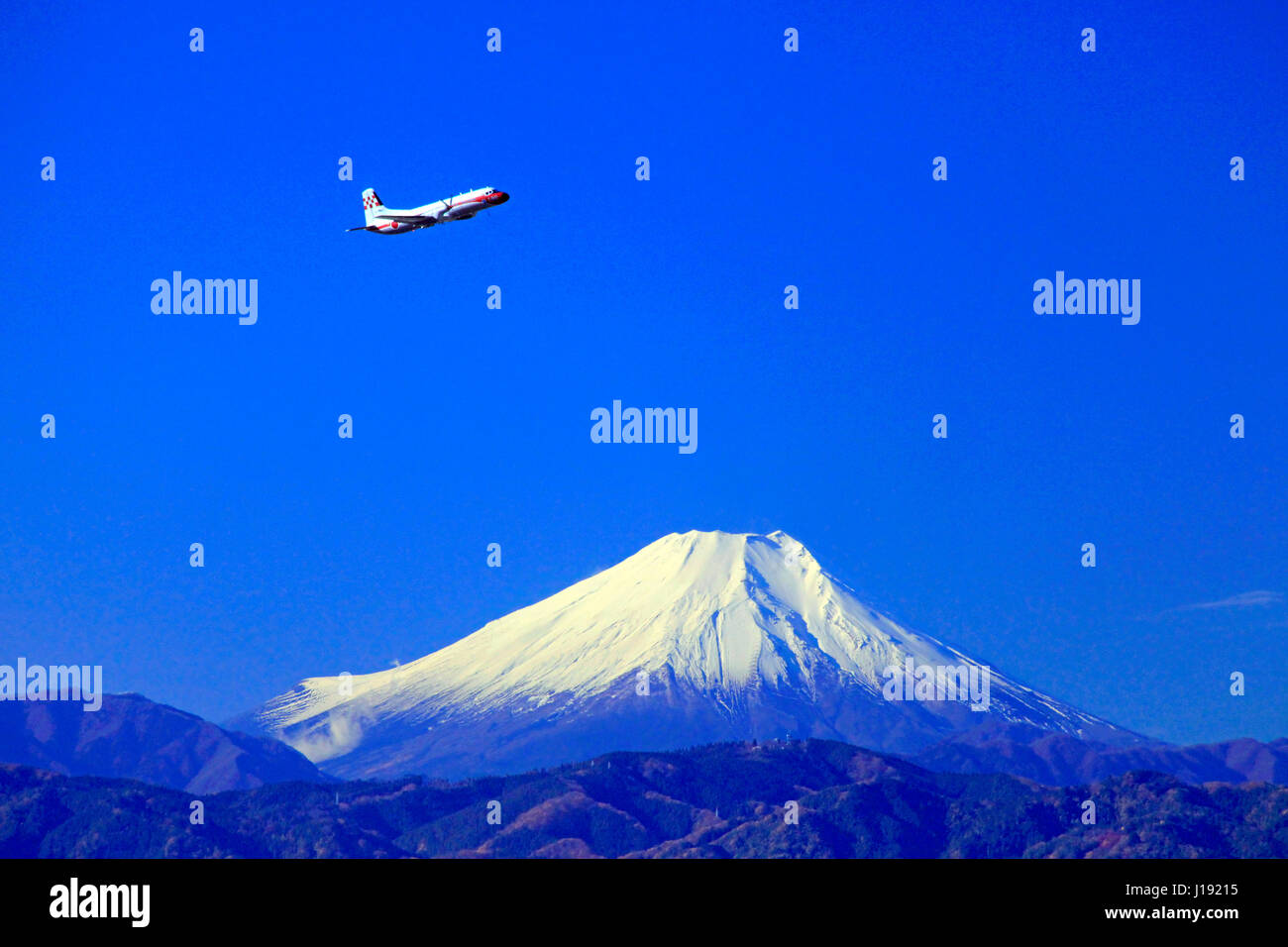 Ein Japan Air Self Defense Force YS-11 FC Mount Fuji Hintergrund Stockfoto