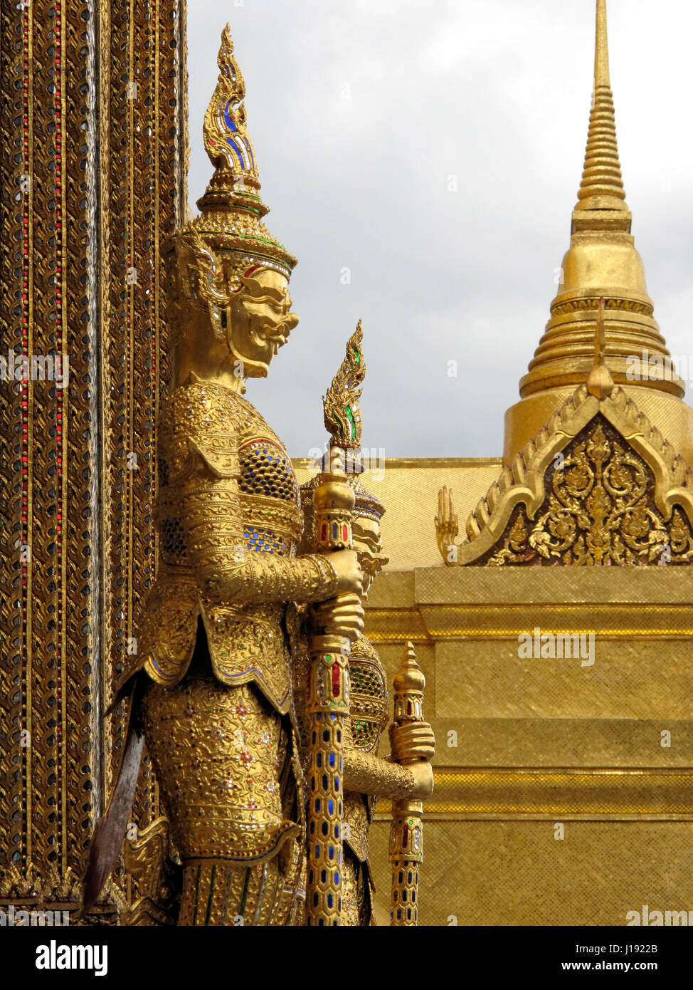 Fabeltier Statue bewachen die Phra Mondop Bibliotheksgebäude auf dem Gelände des Grand Palace Bangkok Thailands Stockfoto