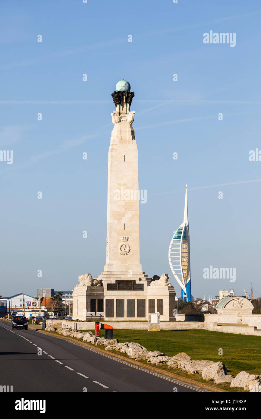 Landschaft: Portsmouth Marine-Ehrenmal an der Strandpromenade promenade in Southsea und Emirates Spinnaker Tower, Portsmouth, Hampshire, Südengland Stockfoto