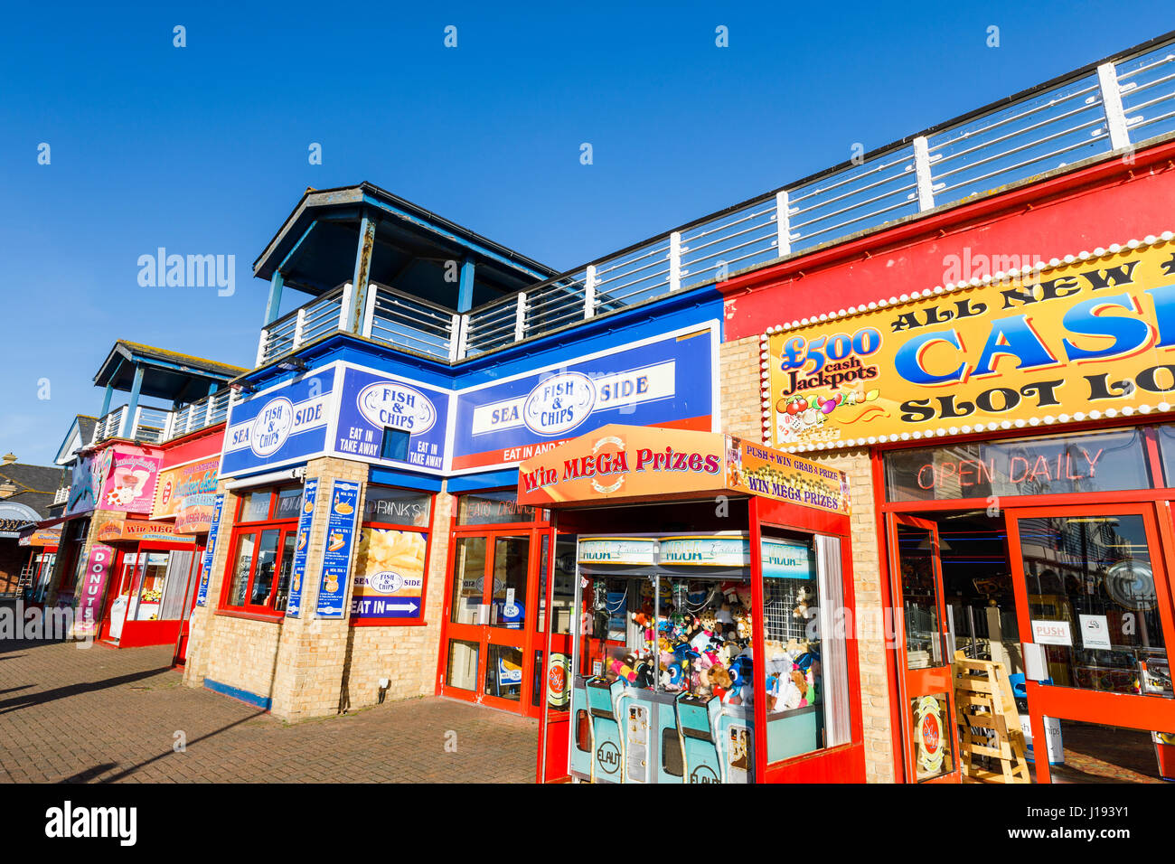 Seaside Shop vorderen Logos am Clarence Esplanade, Southsea, Portsmouth, Hampshire, Südengland: Eis, Fisch & Chips Stockfoto
