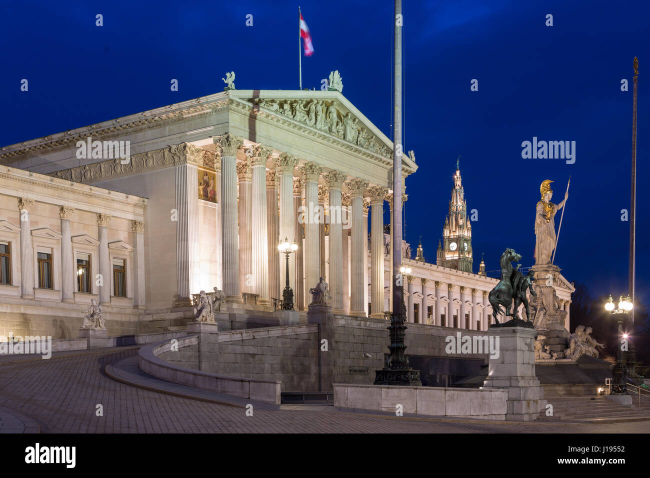 Parlamentsgebäude, Nationalrat in der Abenddämmerung, Wien, Österreich Stockfoto