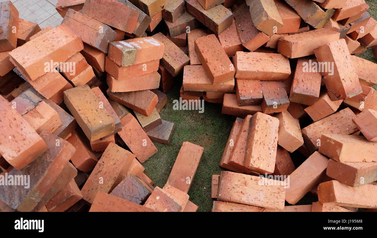 Stapel von Steinen auf Rasen Stockfoto