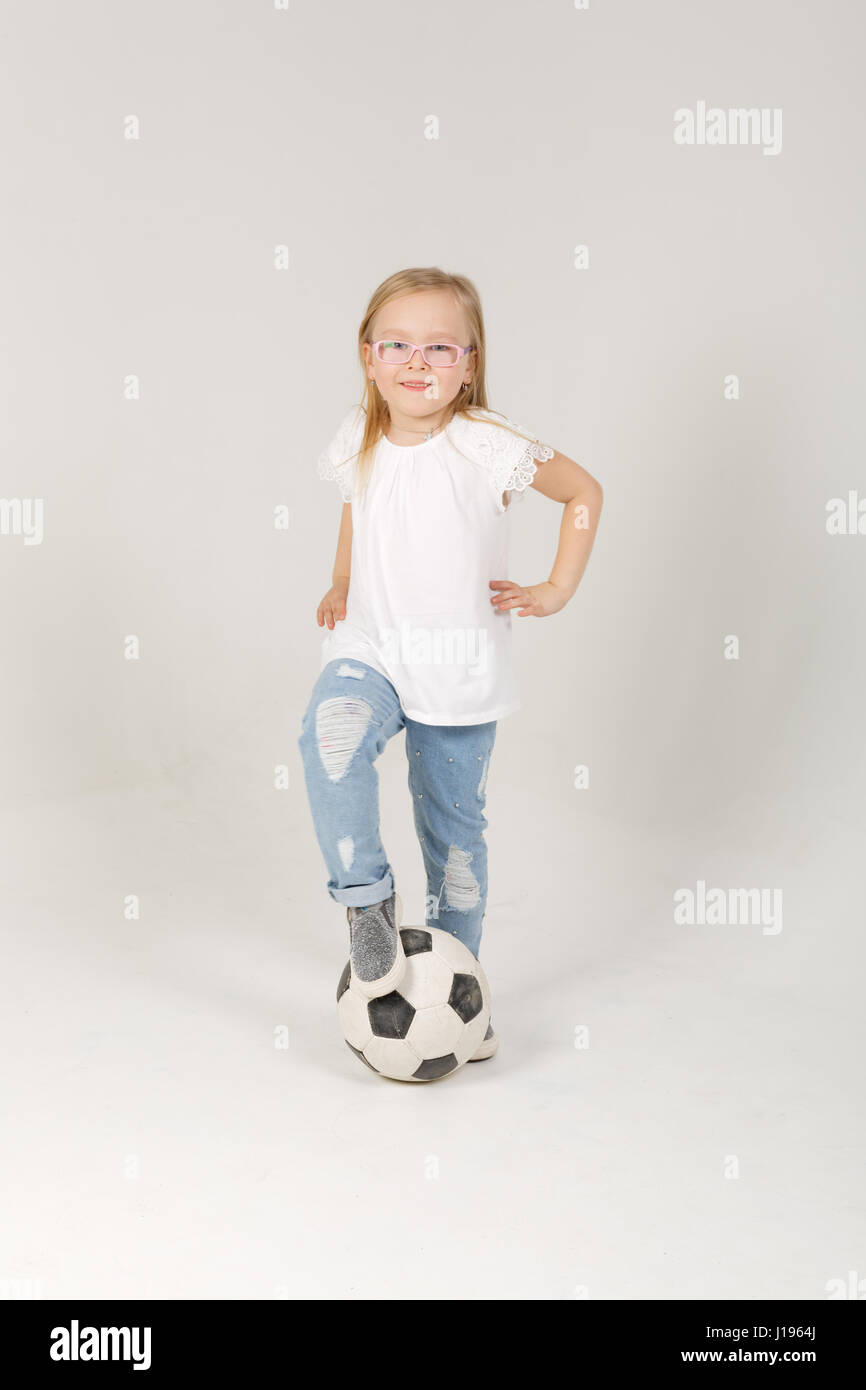 hübsche kleine blonde Mädchen mit Fußball Stockfoto