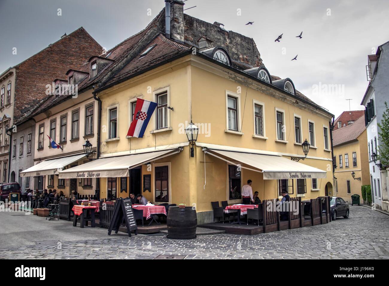 Restaurant an der Ecke zweier Straßen Stockfoto