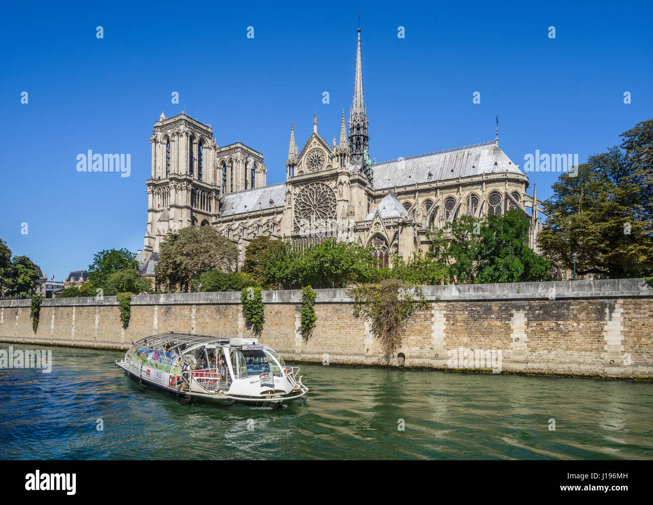 Frankreich, Paris, Seine, Ile De La Cite, eine Fluss-Kreuzfahrt-Schiff ist eines der schönsten Beispiele der gotischen Kathedrale Notre-Dame vorbei Seine Architekten Stockfoto