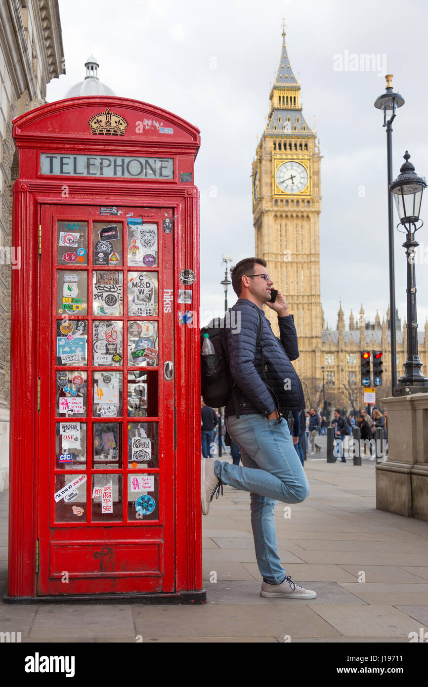 Mann am Handy, rote Telefonzelle und Big Ben sprechen. London, England Stockfoto