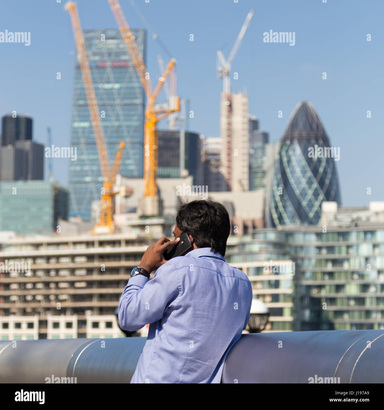 Internationaler Geschäftsmann telefonieren mit Handy im Freien in London City, UK. Stockfoto