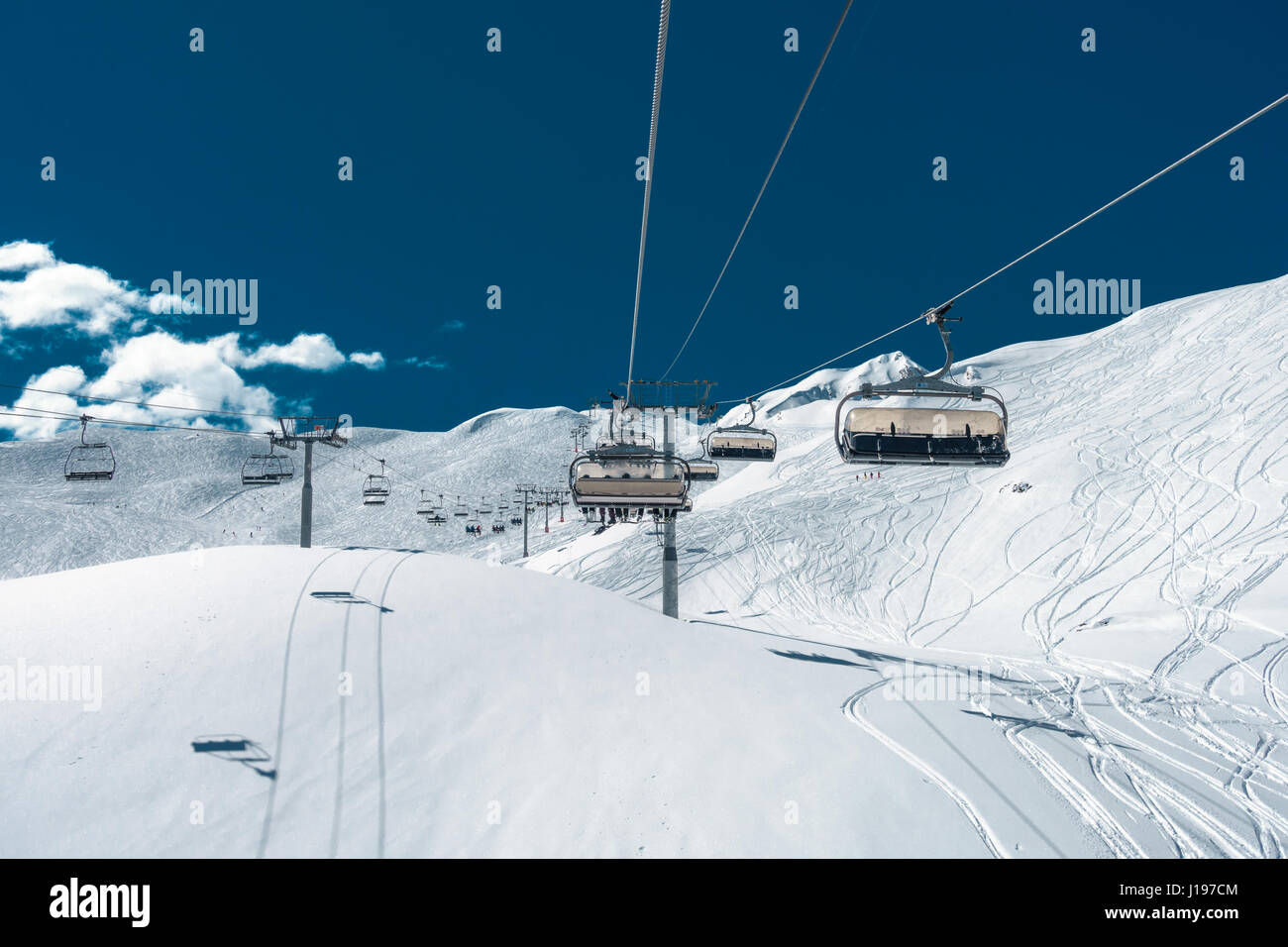 Skilift mit Sitze gehen über den sonnigen Berg Stockfoto