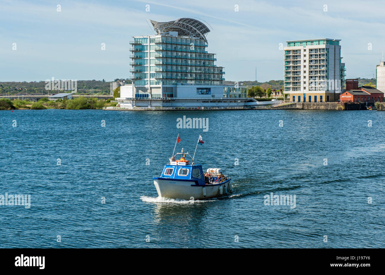 Cardiff Bay St Davids Hotel und eine Bucht Tour zeigen Boot Stockfoto