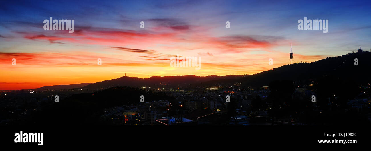 Panorama Ansicht Des Tibidabo Bei Sonnenuntergang In Barcelona Spanien Stockfotografie Alamy