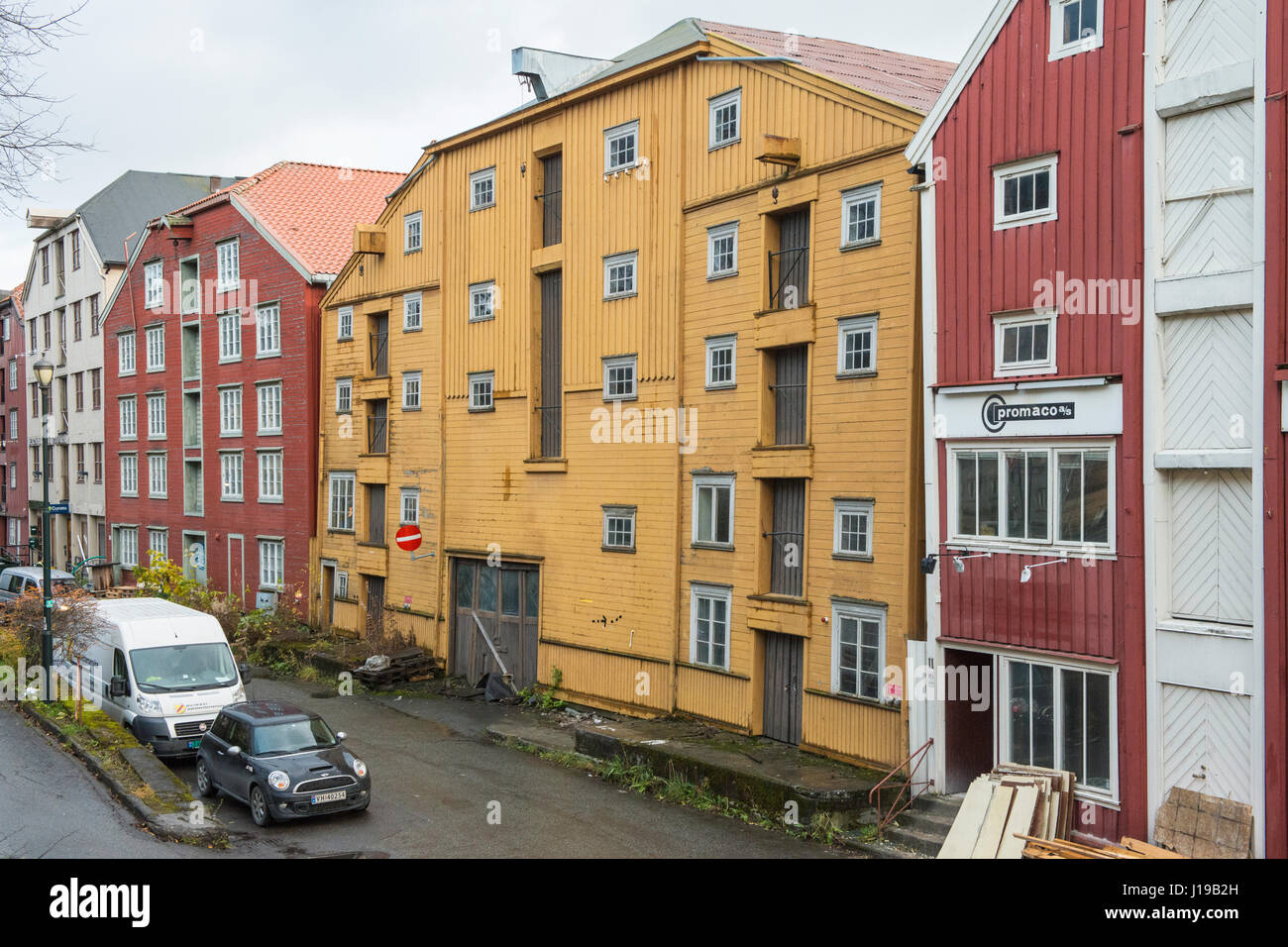 In Kjøpmannsgata sind die Rückseiten der traditionellen Lagerhäuser, die an den Seiten des Nidelva Fluss, da es durch Trondheim, Norwegen fließt. Stockfoto