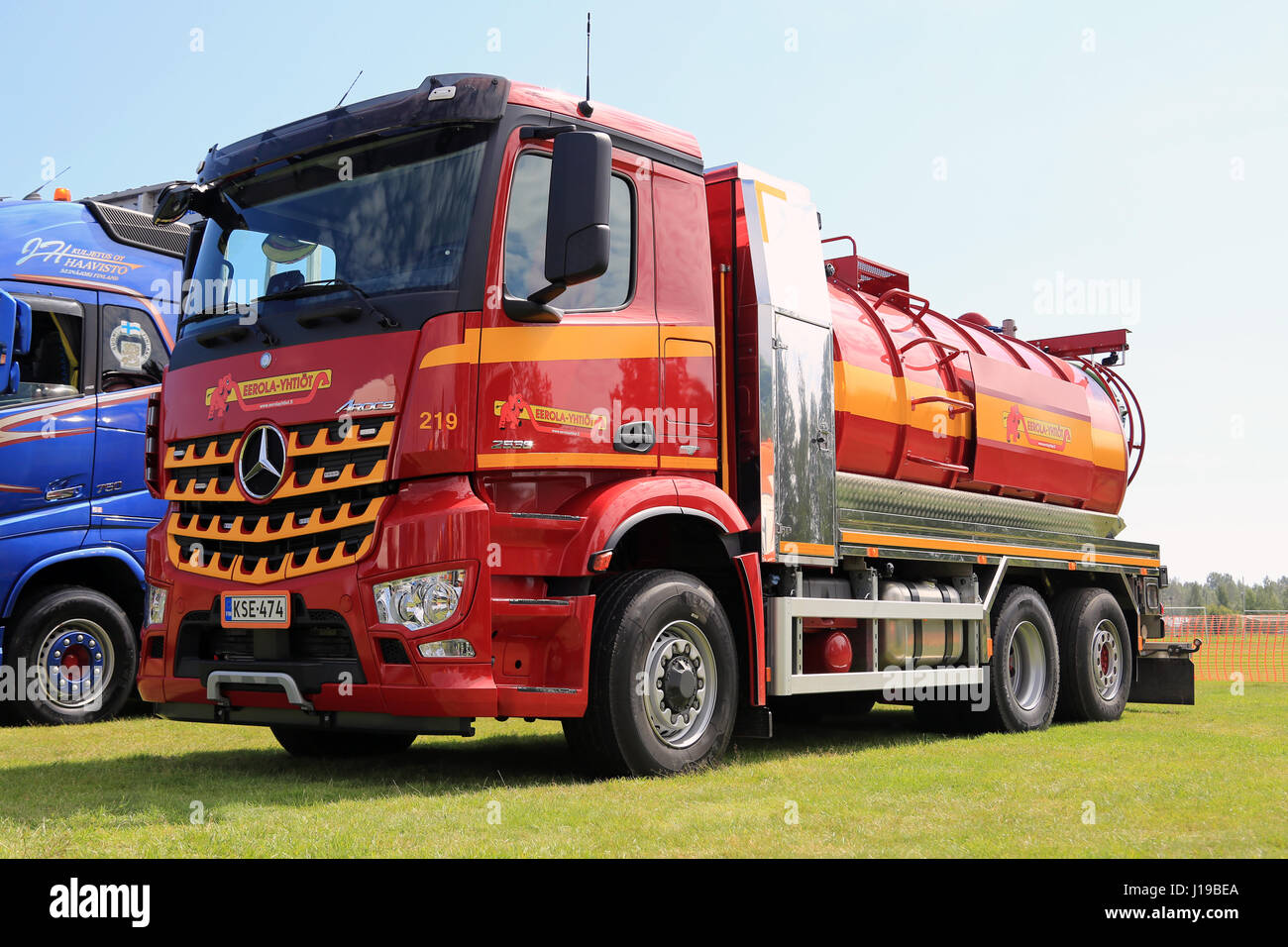 PORVOO, Finnland - 2. Juli 2016: Bunte neue Mercedes-Benz Arocs 2536 Vakuum-LKW auf der jährlichen Riverside LKW 2016. Stockfoto