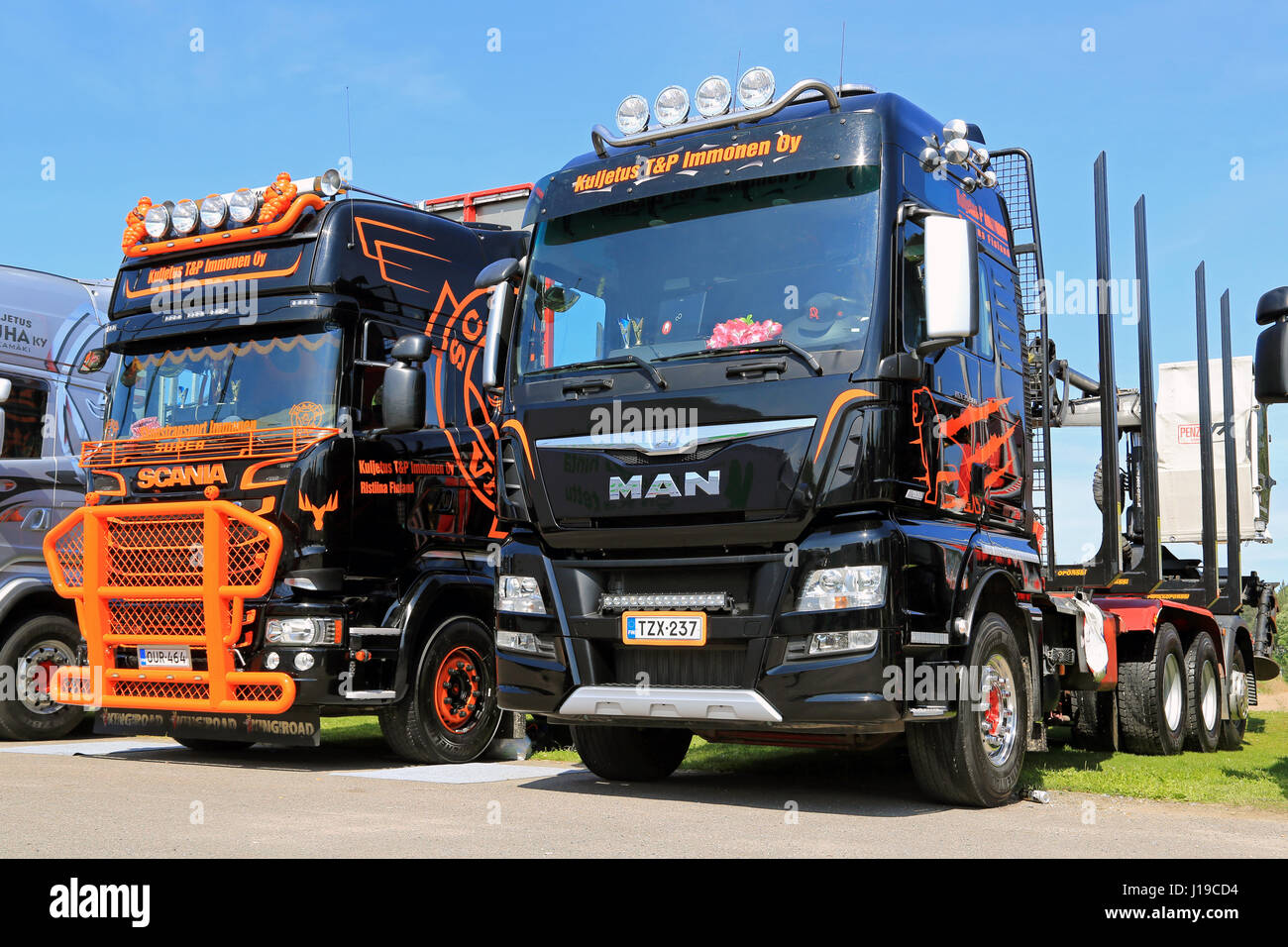 Porvoo, Finnland - 2. Juli 2016: MAN TGX 39.560 d38 und neuen Scania logging Trucks von kuljetus t&p Immonen Oy am Riverside lkw-Konferenz 2016. Stockfoto