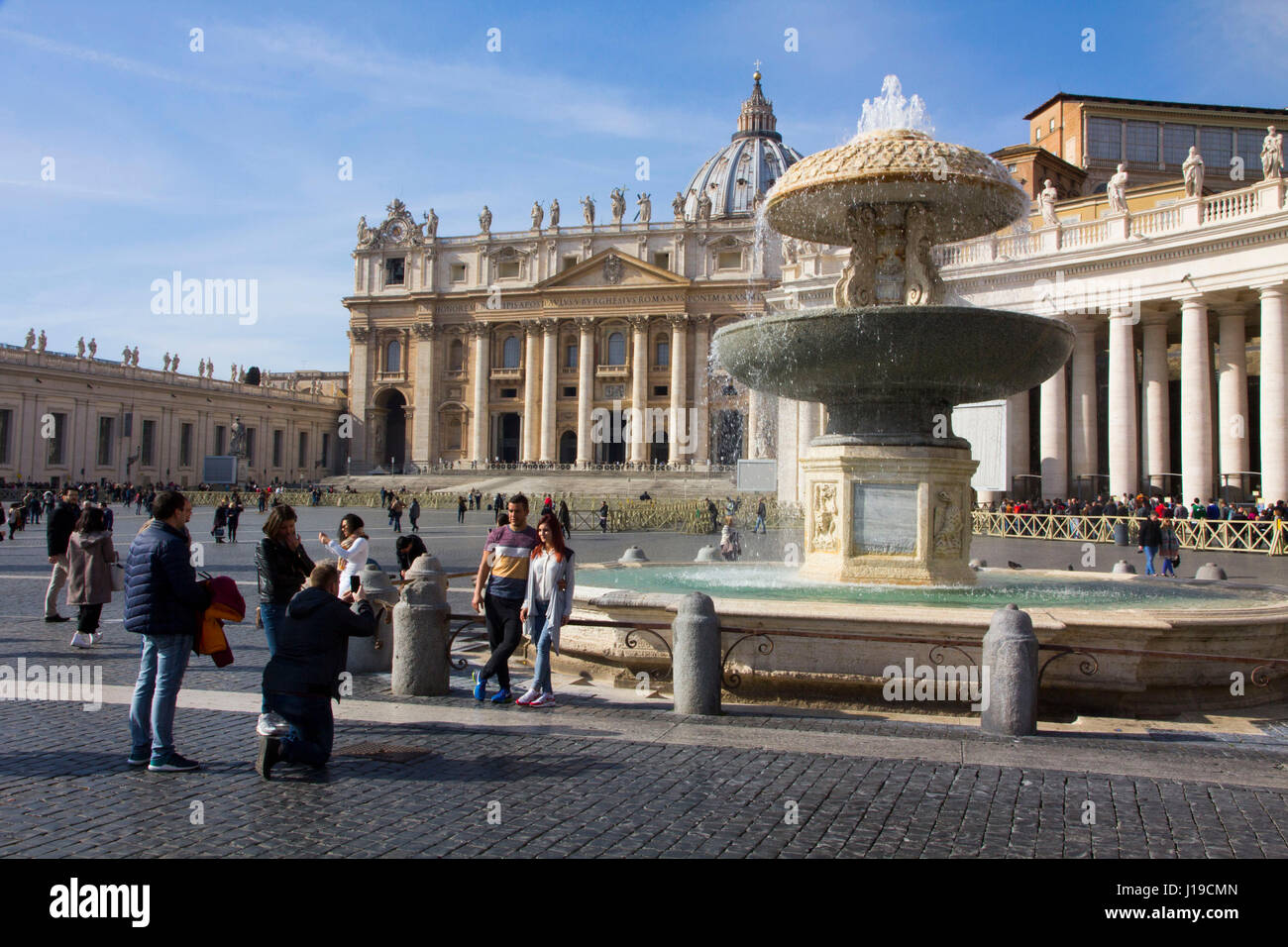 St. Peter und Petersplatz im Vatikan, der päpstlichen Enklave in Rom, Italien. Stockfoto