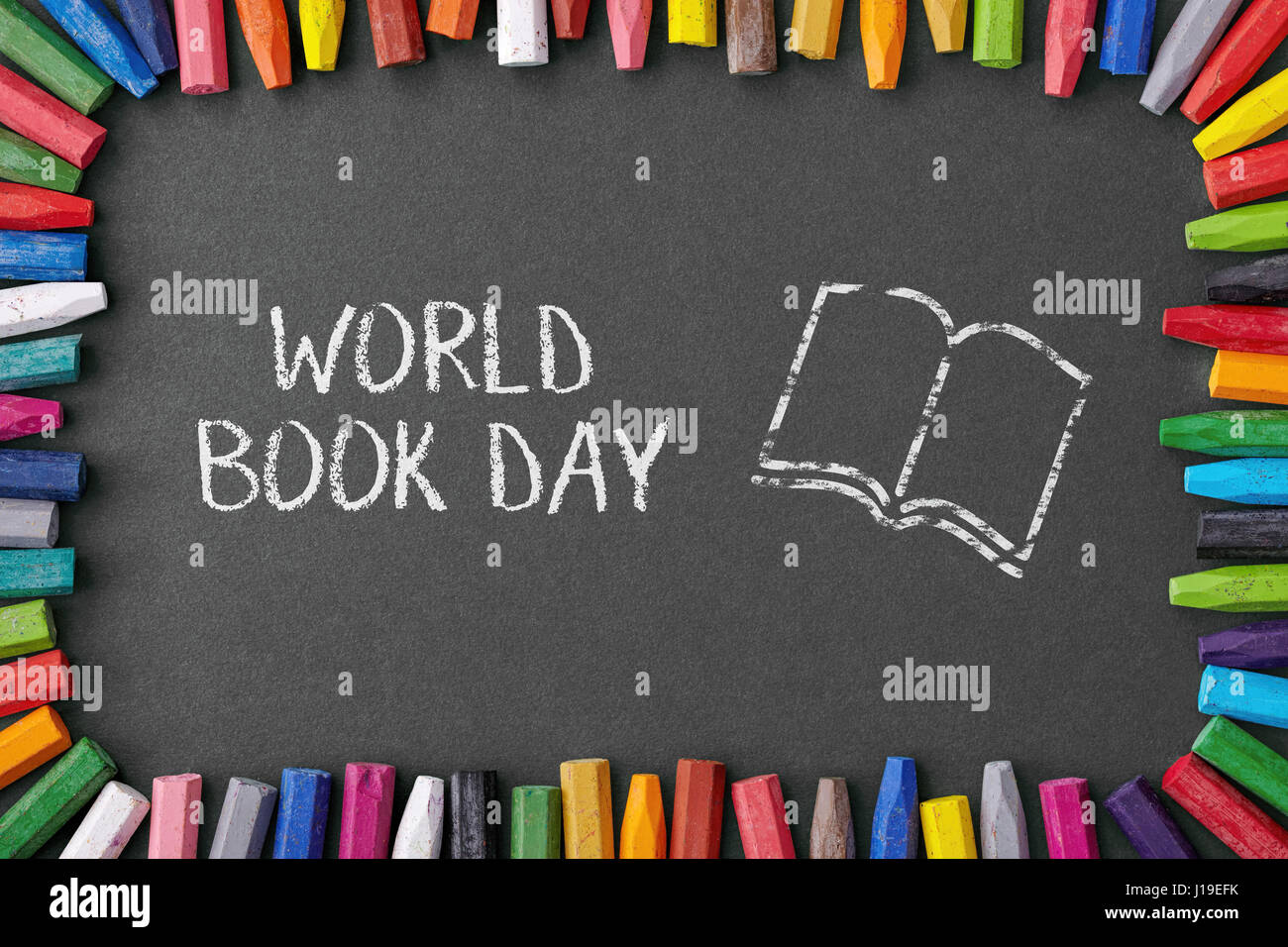 glücklich Welttag des Buches mit Buntstiften Stockfoto