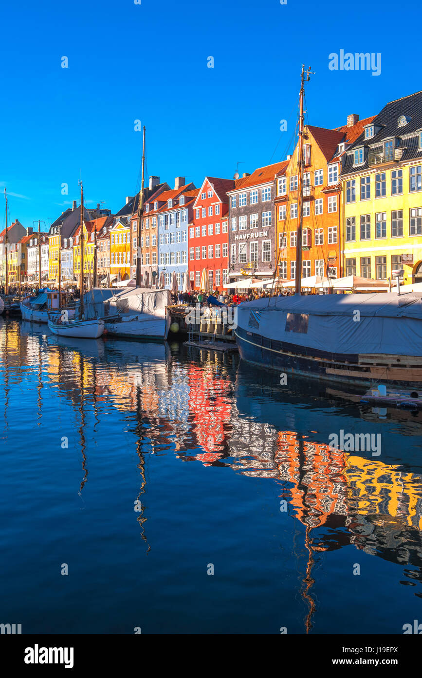 Kopenhagen, Dänemark - 11. März 2017: Kopenhagen Nyhavn Bezirk. Nyhavn wurde von König Christian v. von 1670 bis 1673 von schwedischen Prisone gegraben gebaut. Stockfoto