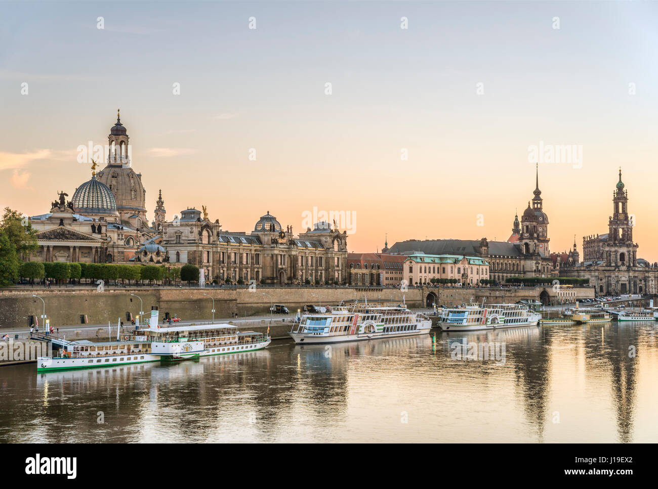 Dawn an Elbe vor der Skyline von Dresden, Sachsen, Deutschland Stockfoto
