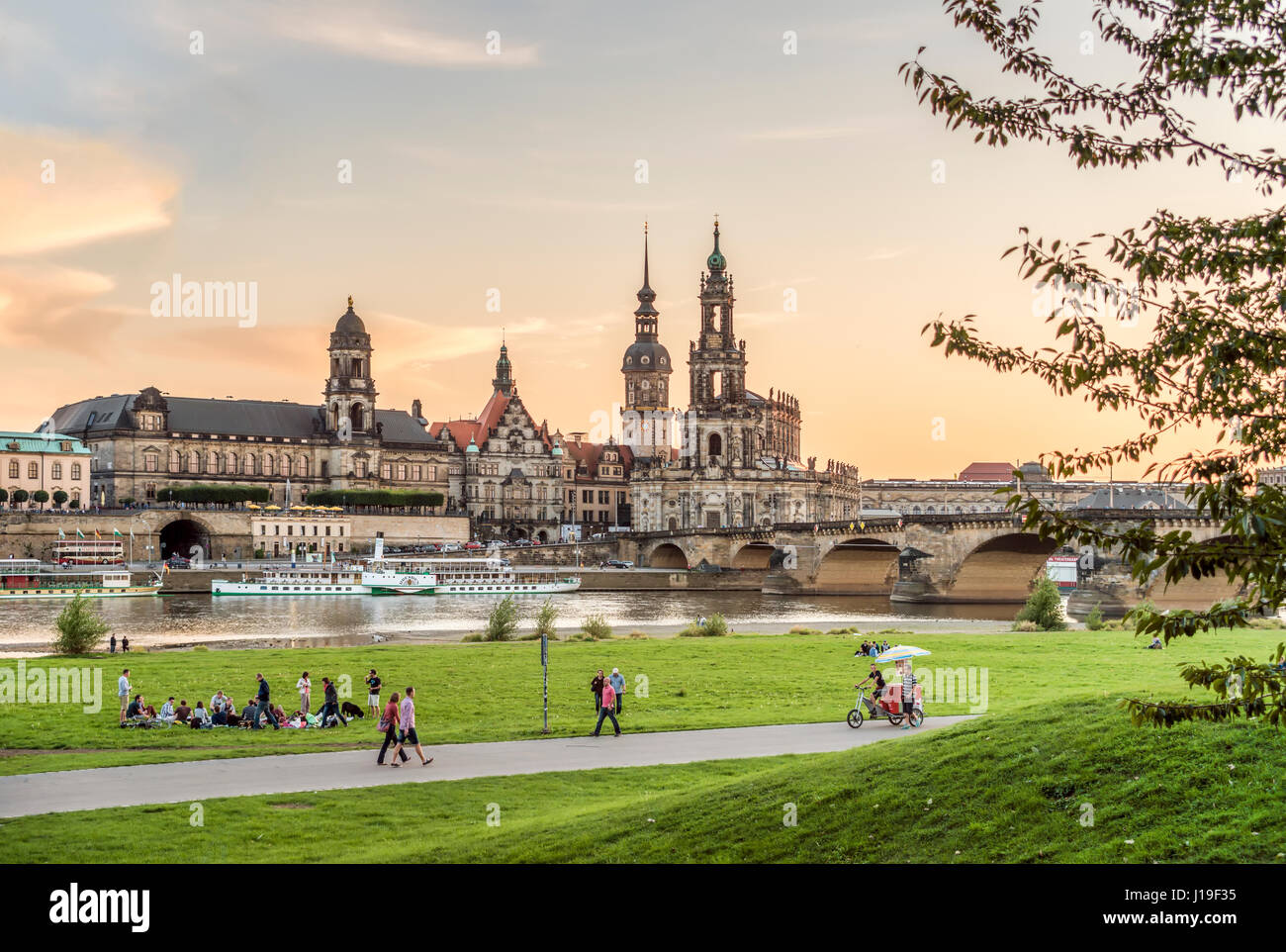 Dawn an Elbe vor der Skyline von Dresden, Sachsen, Deutschland Stockfoto