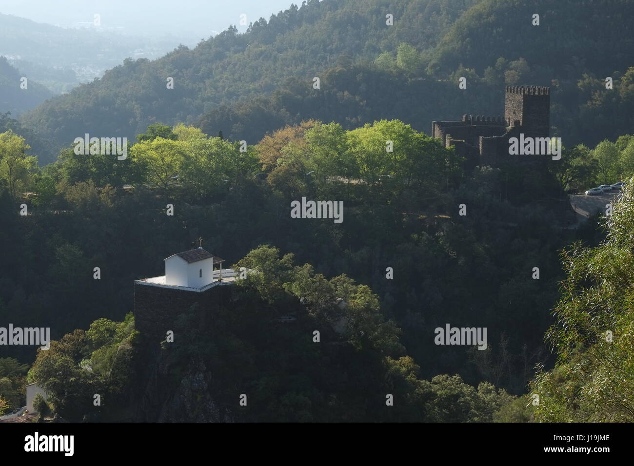 Schloss Lousa oder Schloss von Arouce und das Heiligtum von Nossa Senhora da Piedade in Serra da Lousa. Coimbra, Portugal Stockfoto