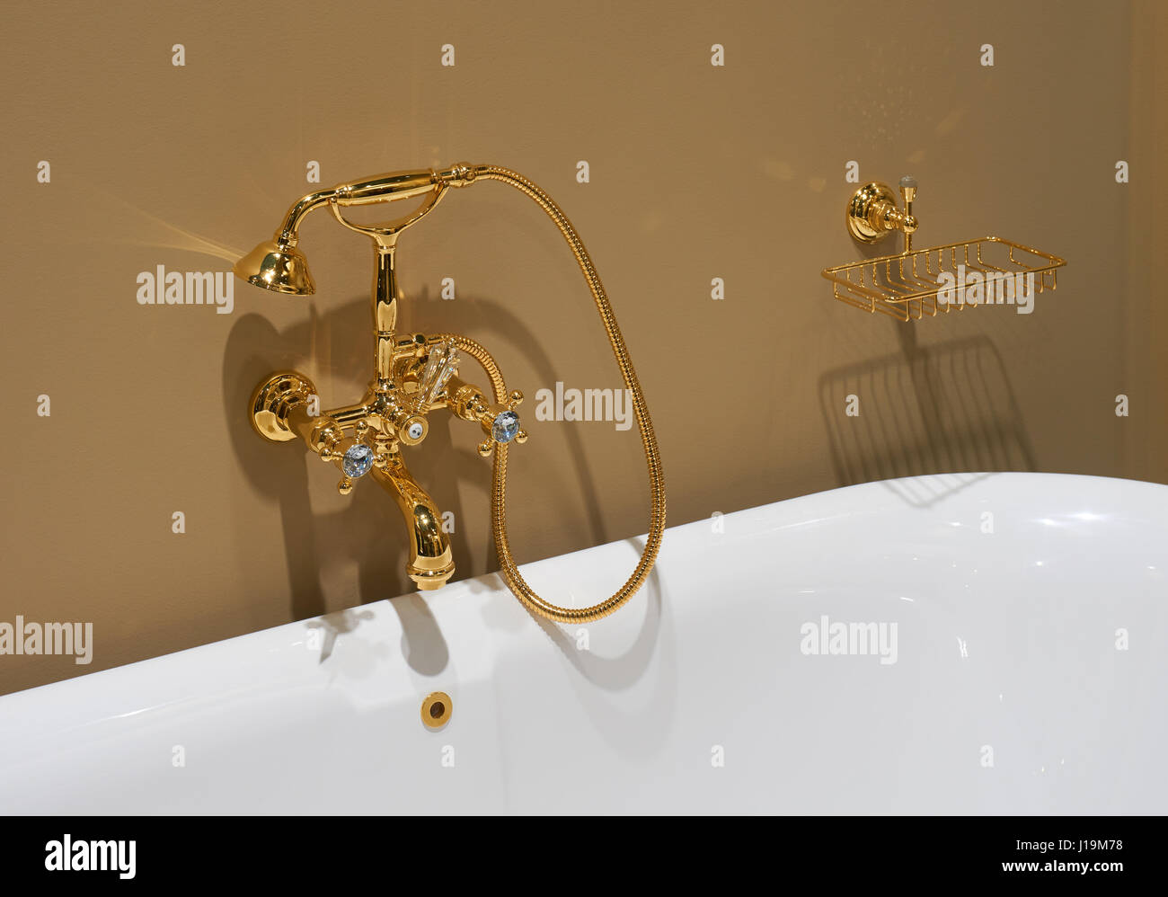 Weißes Top Keramikbad und glänzenden Gold plattiert mixer Stockfoto