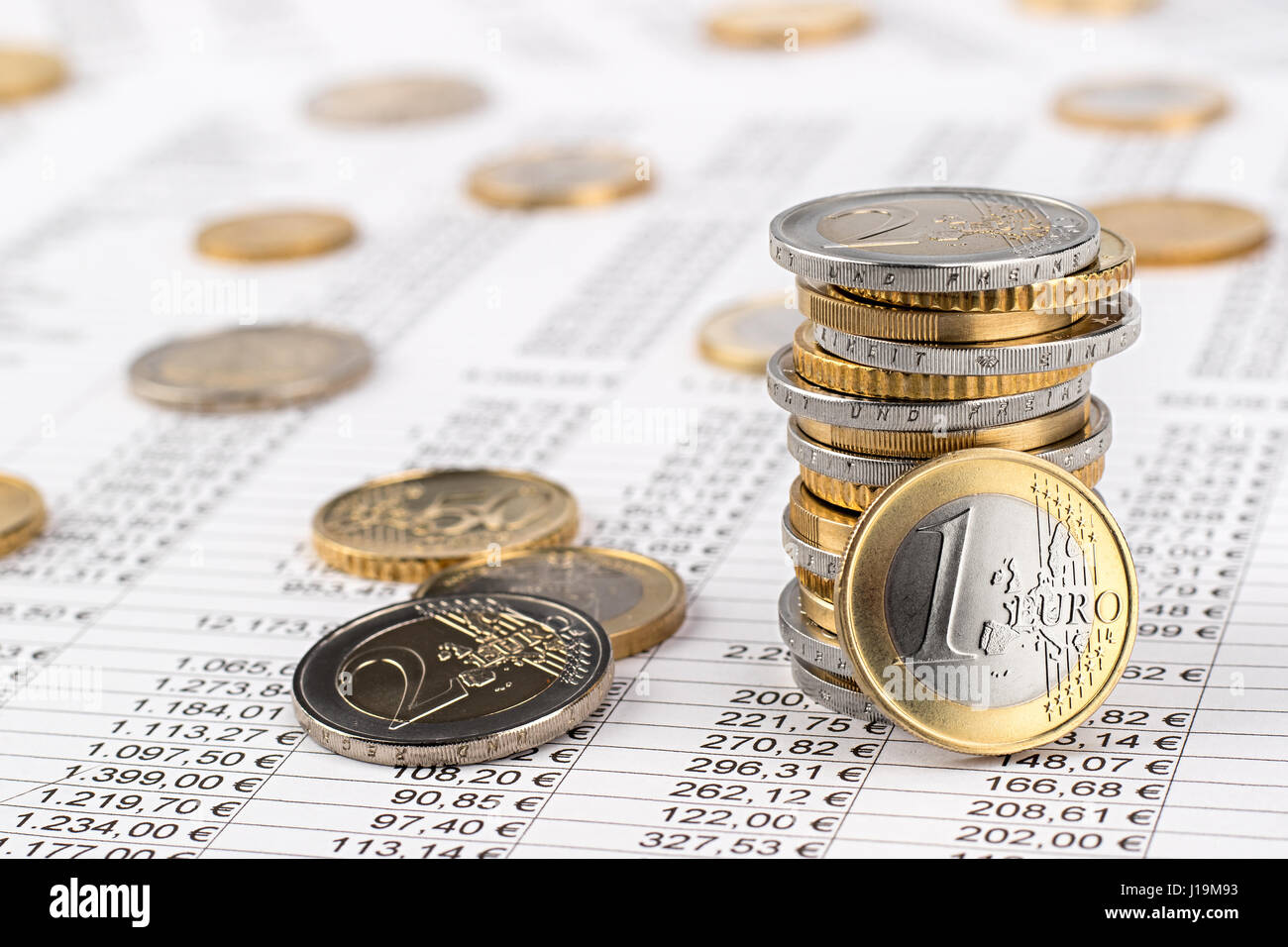 Finance-Geschäft Buchhaltung Lager Hintergrund mit Stapel der Euro-Münzen auf Datenblatt Stockfoto