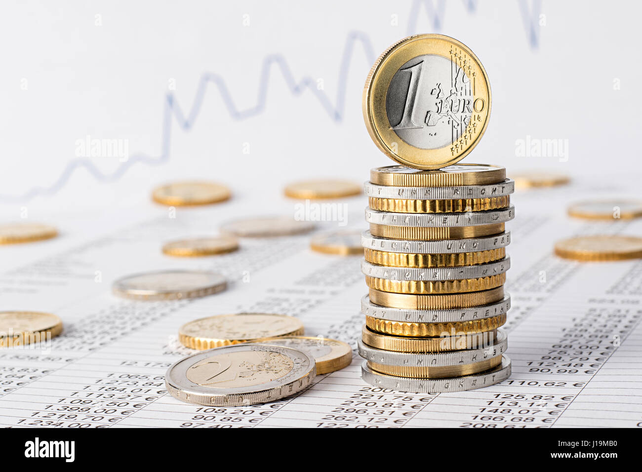 Finance-Geschäft Buchhaltung Lager Hintergrund mit Stapel der Euro-Münzen auf Datenblatt Stockfoto