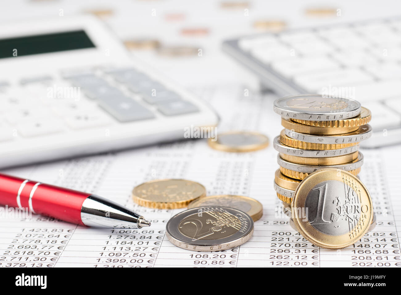 Geschäft Buchhaltung Lager Hintergrund mit Stapel von Euro-Münzen-Rotstift- Rechner und Tastatur auf dem Datenblatt zu finanzieren Stockfotografie -  Alamy