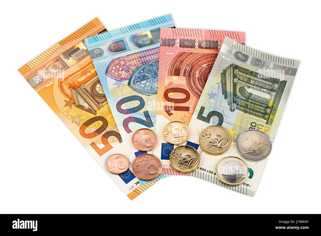 verschiedenen Euro-Banknoten und Zeile der Cent-Münzen, die isoliert auf weißem Hintergrund Stockfoto