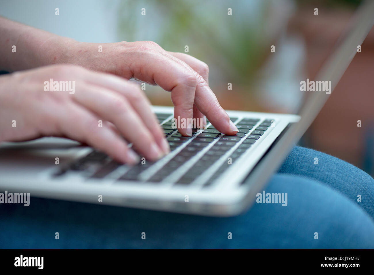 Nahaufnahme einer Frau Hände arbeiten mit einem Laptop zu Hause. Stockfoto