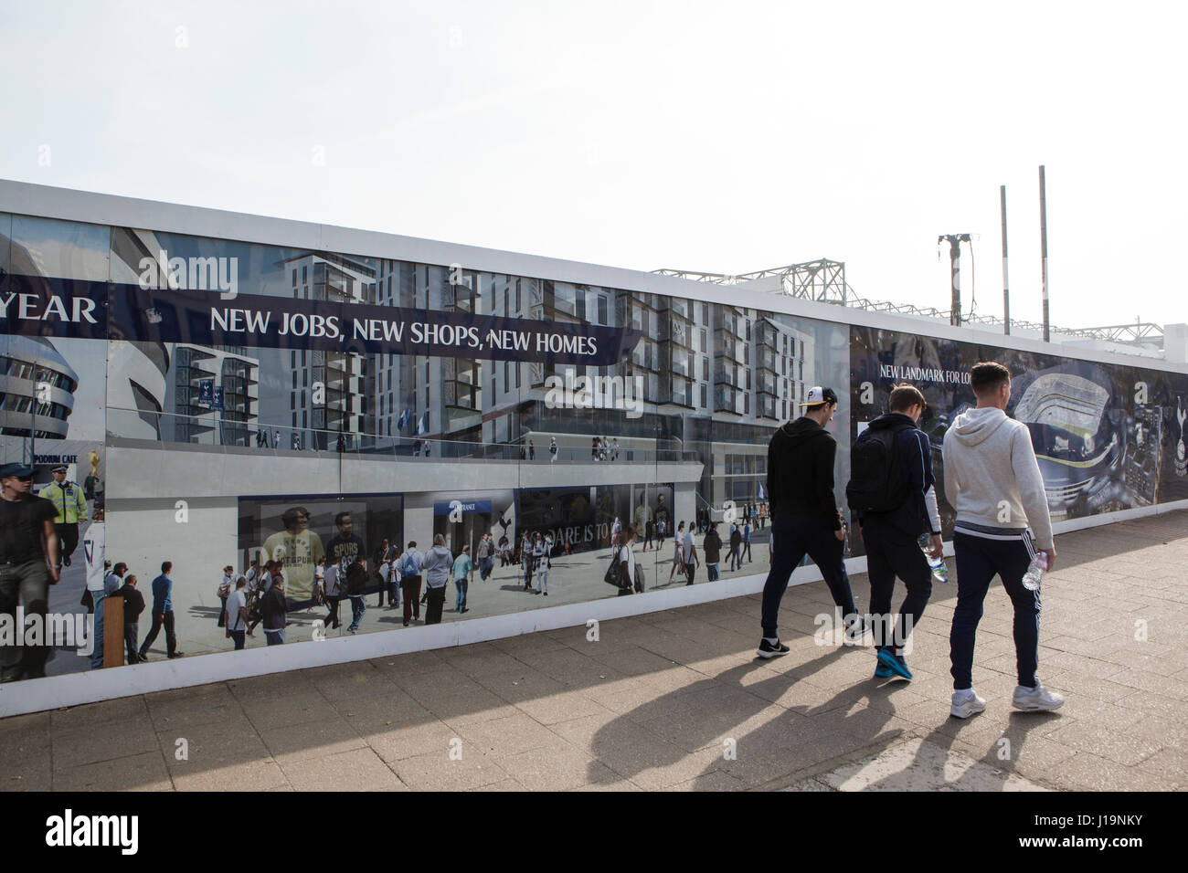 Werbetafeln rund um White Hart Lane Fußball Stadion vielversprechende Stadterneuerung, die mit einem neuen Stadion kommen wird. Tottenham-Football Club als Stockfoto