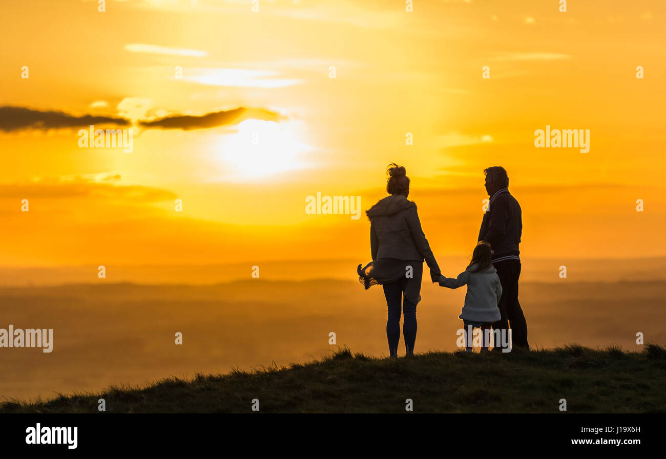 Liebe-Konzept. Familie Liebe und Zweisamkeit. Kleine Familie stehend auf einem Hügel den Sonnenuntergang während Sie Hand in Hand. Zusammen Konzept. Familien-Konzept. Stockfoto