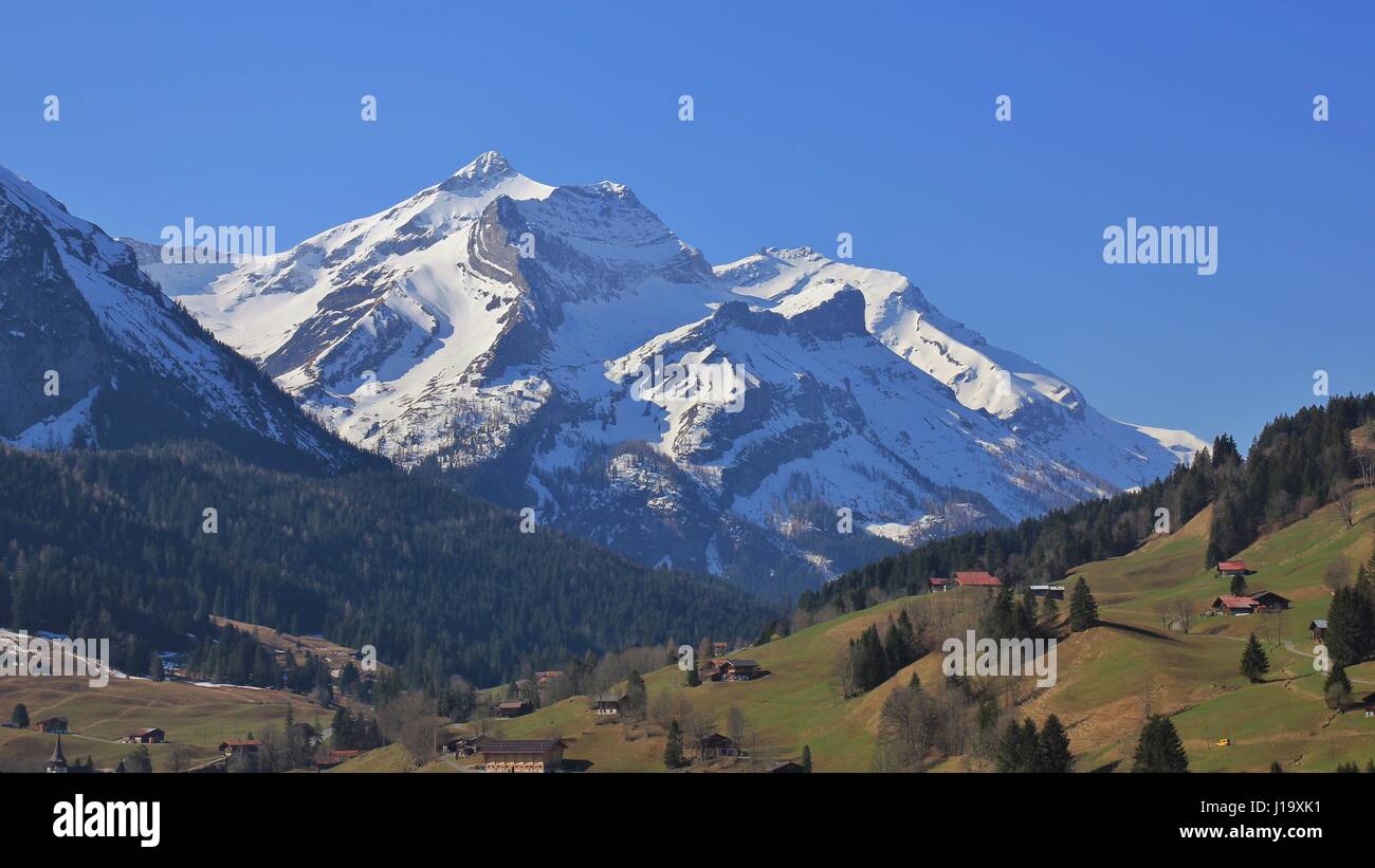 Mount Oldenhorn im Frühjahr. Berg in Gsteig Bei Gstaad, Schweizer Alpen. Stockfoto