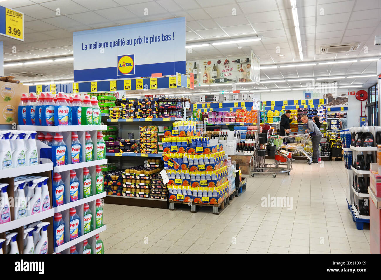 Innenraum eines Supermarktes Lidl Rabatt Stockfoto