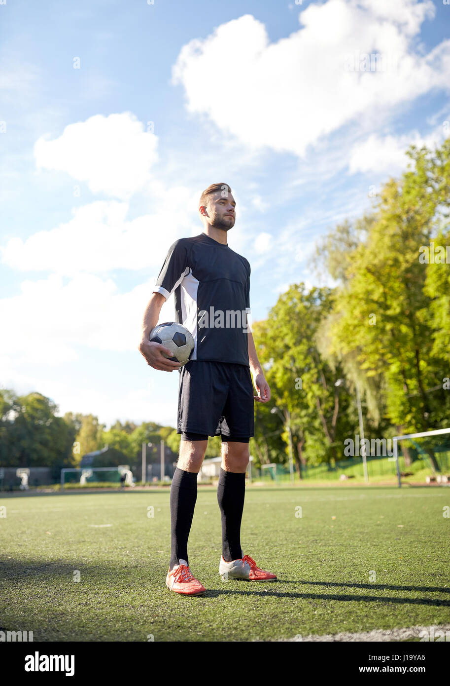 Fußballspieler mit Ball auf Fußballplatz Stockfoto