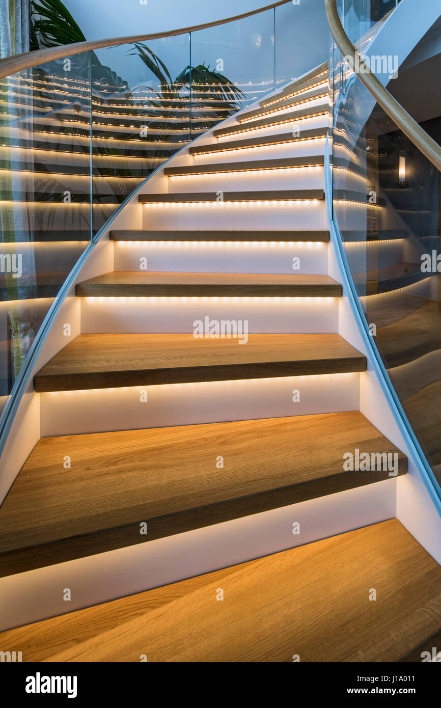 Treppe mit Lichteffekt. Weberhaus - MODULHAUS, NA, Vereinigtes Königreich. Architekt: Weberhaus, 2017. Stockfoto