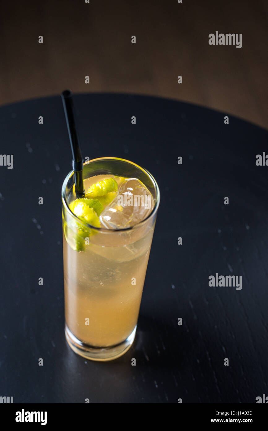 Mai Tai cocktail Schuss auf eine Bar Theke Stockfoto