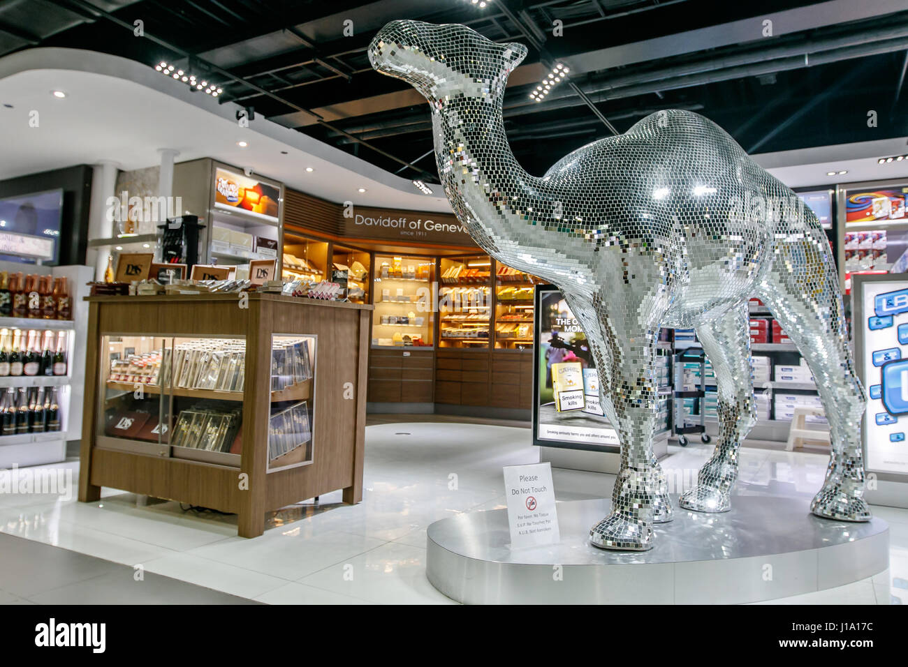 Große Abbildung eines Kamels mit Spiegel Oberfläche zieht Kunden in einem Duty Free Shop im Princess Juliana Flughafen Saint Martin. Stockfoto