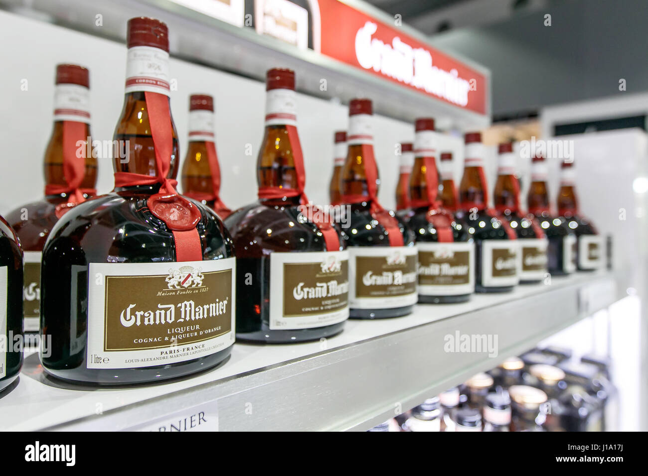 Grand Marnier Flaschen stand auf einem Regal in Saint Martin's Princess Juliana Flughafen Duty Free Shop. Stockfoto