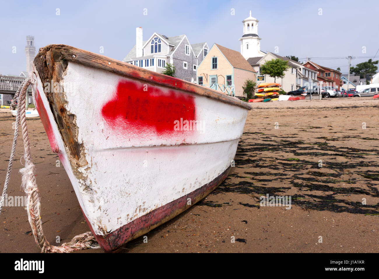 Festgemachten Boot mit Provincetown Pilgrim Monument und öffentliche Bibliothek (früher das alte Zentrum Methodist Episcopal Church) im Hintergrund. Stockfoto