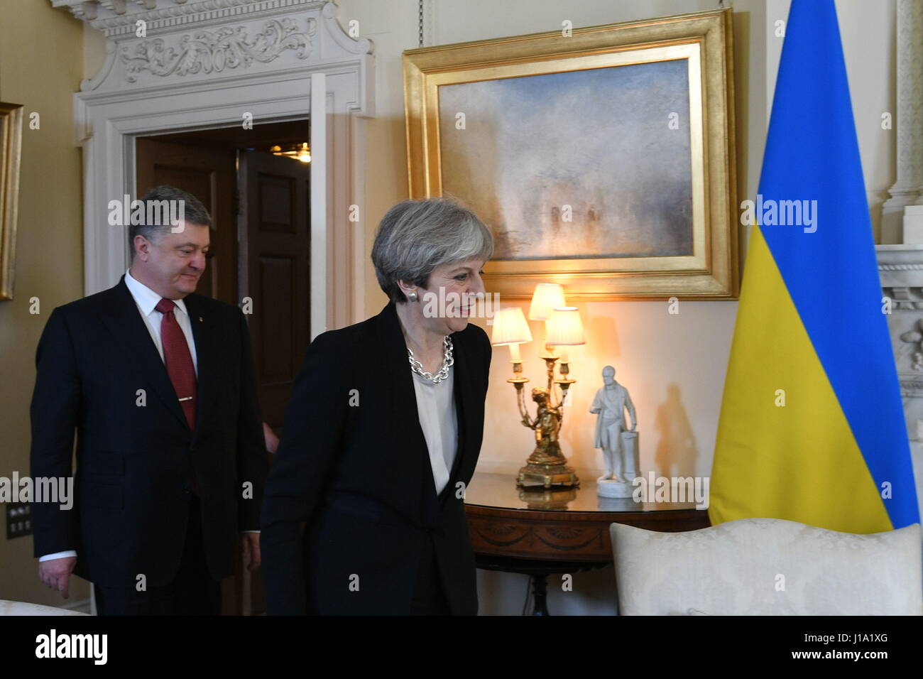 Premierminister Theresa May ukrainischen Präsidenten Petro Poroshenko als sie Host spricht mit ihm in 10 Downing Street, London folgt. Stockfoto