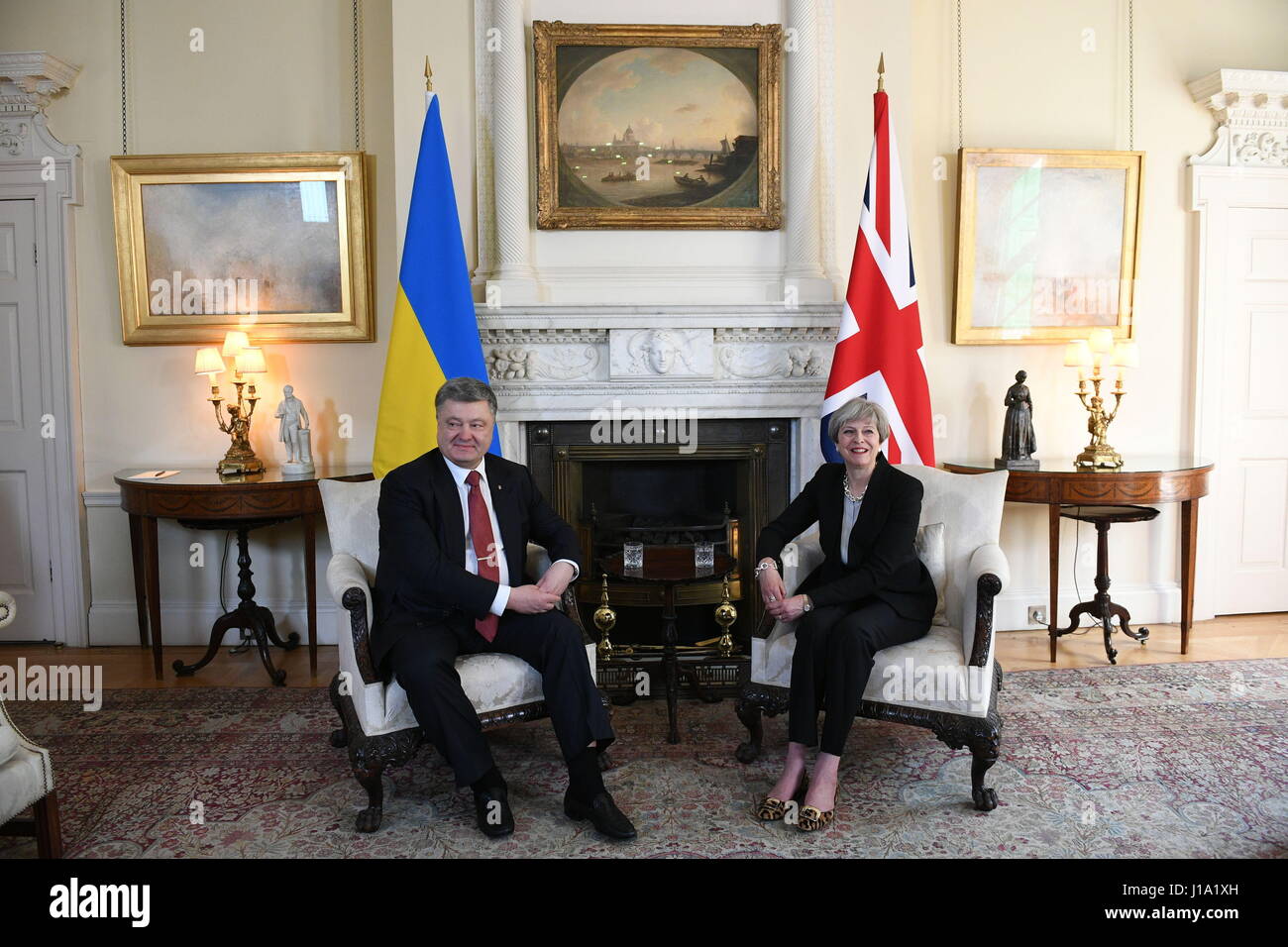 Premierminister Theresa Mai Gastgeber ukrainischen Präsidenten Petro Poroshenko für Gespräche in 10 Downing Street, London. Stockfoto