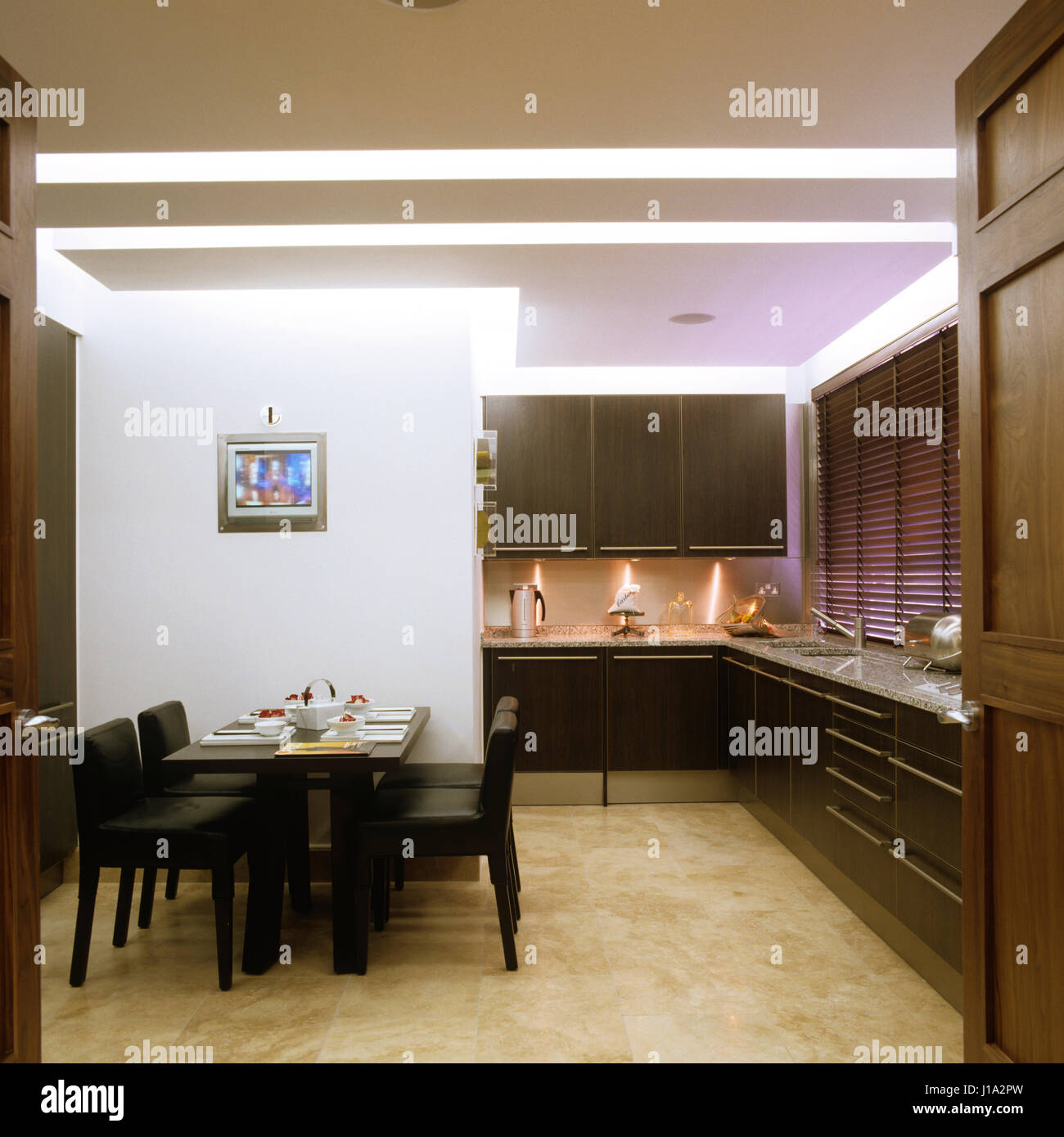 Moderne Küche und Esszimmer. Stockfoto